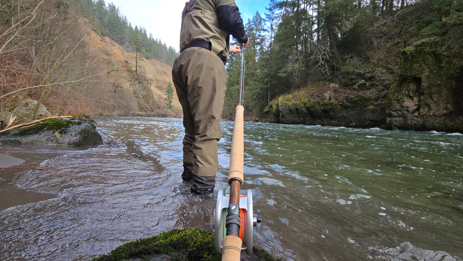 Steelhead Angler rigging spey setup for Spey Casting on an Oregon River